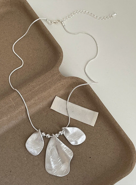 小众设计感拉丝金属花瓣项链