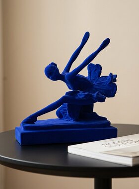 蓝色芭蕾舞者雕塑高举双臂床头