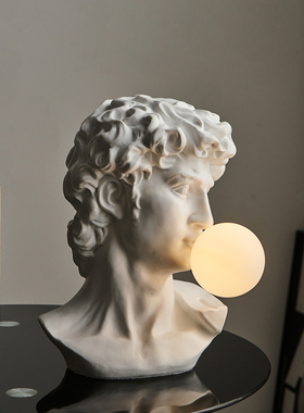 现代简约小众抽象人物大卫台灯客厅装饰摆件工作室高级艺术个性