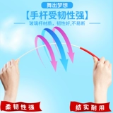 Детские танцоры, бросающие длинные шелковые гимнастики танцевальные ленты