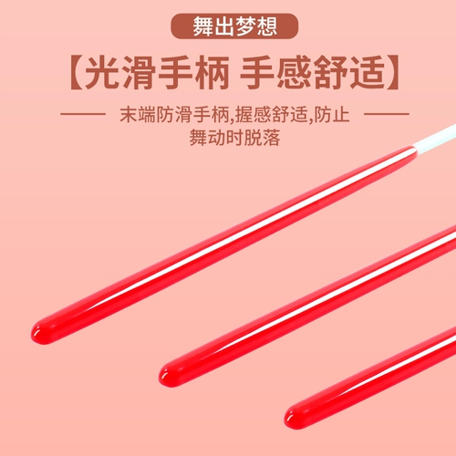 Детские танцоры, бросающие длинные шелковые гимнастики танцевальные ленты