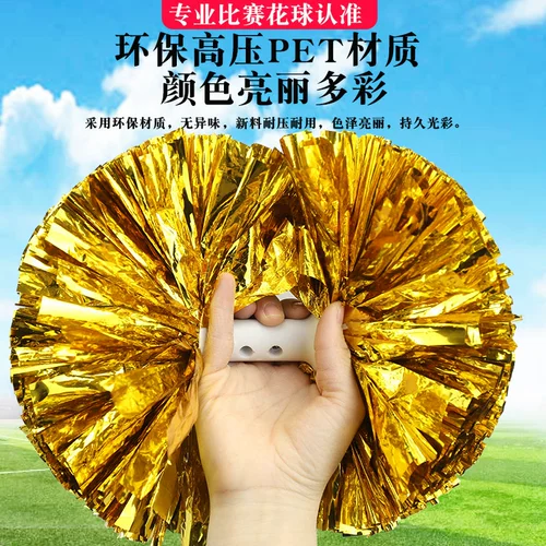 Чирлидеры соревнований по металлу света в цветочной танцоре в цветочных болельщиках в начальной школе спортивная встреча