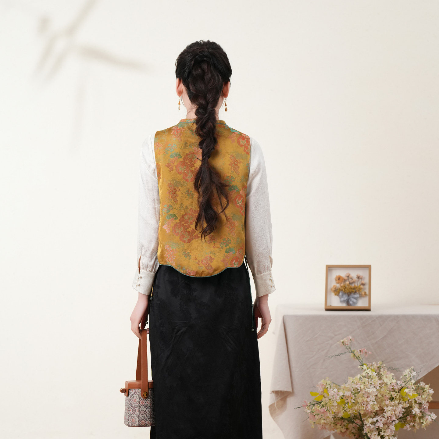 布符新中式「牡丹真丝宋锦双色蝴蝶花扣马甲」2026年春季时尚新品,淘宝优惠券,粉丝福利购,淘宝优惠卷