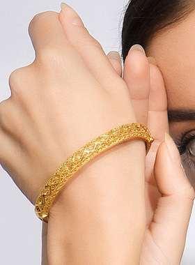 金店同款镂空菱格纹卡扣手镯