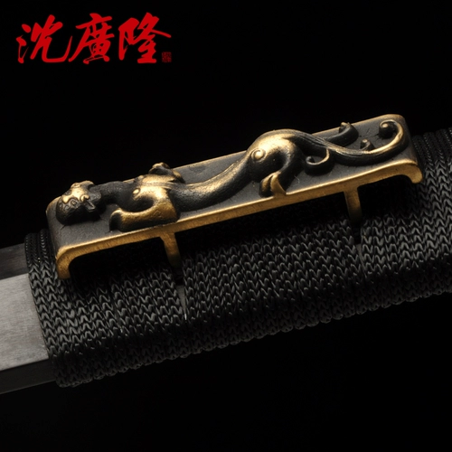 Восемьпонированная татуировка на мечах на восьми