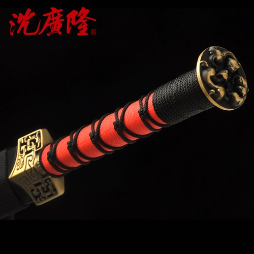 Восемьпонированная татуировка на мечах на восьми