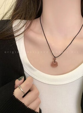 粉色草莓晶编织绳猫爪吊坠项链女2025新款爆款高级感锁骨链配