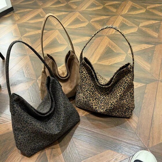 Versatile and fashionable shoulder bag for commuting to work