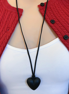 小众皮革爱心简约桃心吊坠毛衣链高级感轻奢百搭圣诞项饰红色皮绳