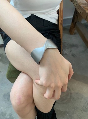 蝴蝶结手镯质感交错银色金属质感宽莫斯乌比环手臂装饰臂环饰品女