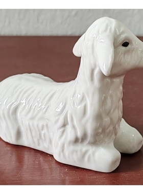 出口原单陶瓷坐着可爱风小羊摆件