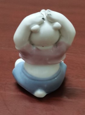 手绘陶瓷坐着卡通摆件工艺品
