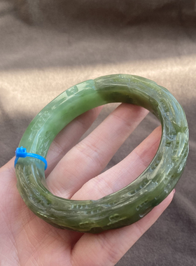 俄罗斯细腻油润果绿碧玉57mm手镯