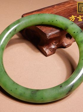 俄罗斯老坑料碧玉猕猴桃60mm镯子