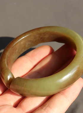 亮眼方言和田玉新疆山料名品若羌温润细腻青黄口带糖卡57mm猫镯A8