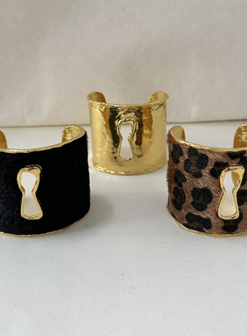 法式复古小众轻奢简约钥匙孔豹纹毛绒手镯金属宽版时尚名媛风手环