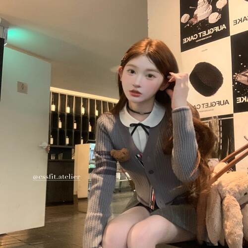 迟伞伞 tb画报少女 灰色羊毛开衫蝴蝶结衬衫双扣半裙短裙套装 - 图1