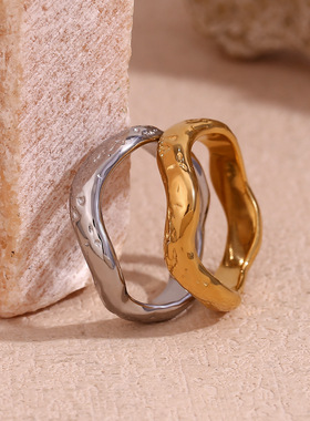 欧美时尚小众气质复古爆款指环钛钢镀18K捶打纹波浪素圈戒指女