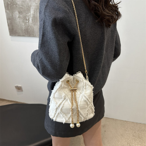 小众设计牛仔布菱格水桶包2025新款斜挎包欧美潮流抽绳流苏单肩包 - 图2