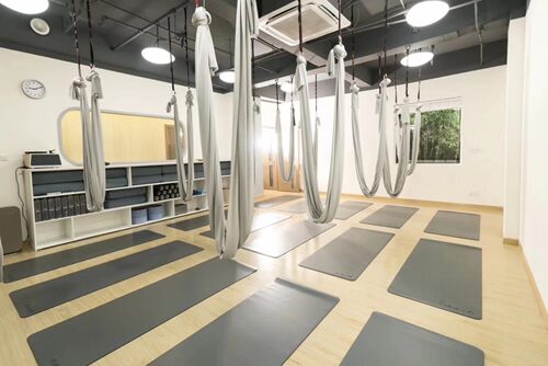 空中瑜伽吊床反重力空中瑜伽绸缎吊绳伸展带高空瑜伽弹力吊床 - 图1