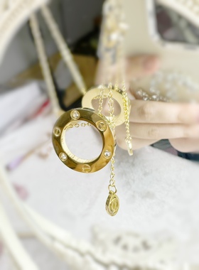 欧美轻奢圆形水钻大饼项链潮流时尚钢印款圆圈情侣洋气钛钢不掉色