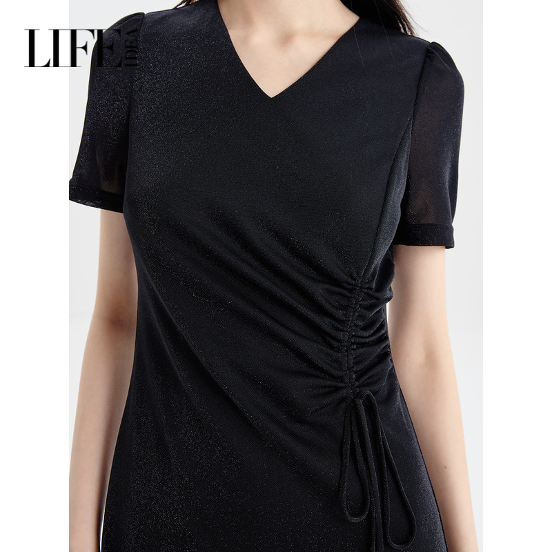 莱芙艾迪儿复古V领小黑裙高级感轻熟小众黑色连衣裙女夏3V2L93434 - 图2