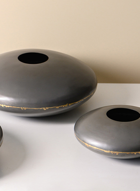 高级灰扁圆形复古金属花瓶新中式