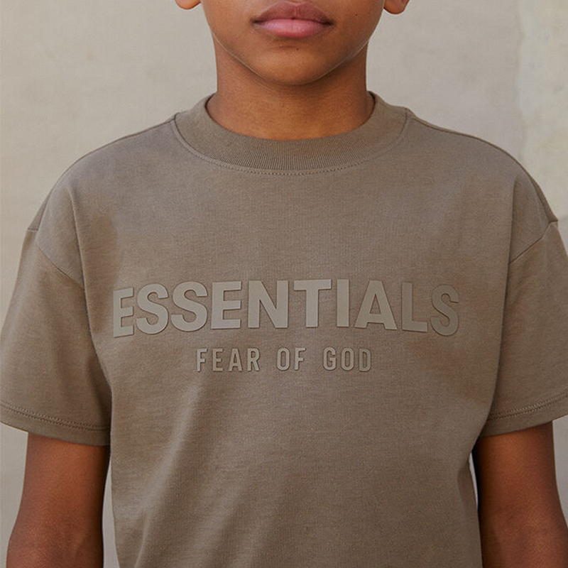 【官网现货】FOG Fear Of God Essentials儿童字母复古短袖T恤 - 图0