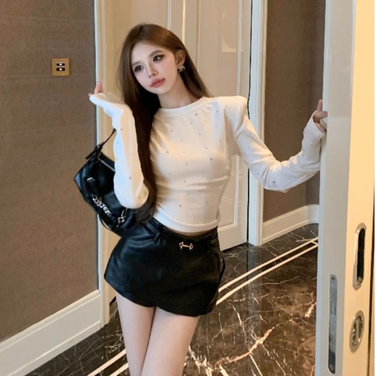 重工烫钻白色打底衫女装秋季高级感长袖T恤圆领修身短款内搭上衣 - 图3