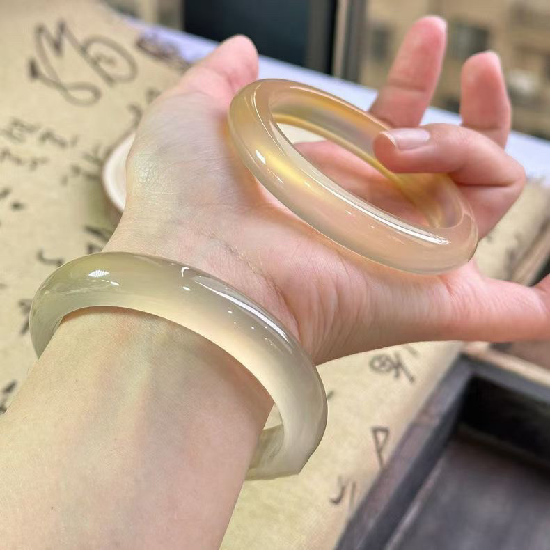 天然猫眼石高冰种香槟金玛瑙平替手镯白月光玉髓手镯浅色扁条镯子 - 图3