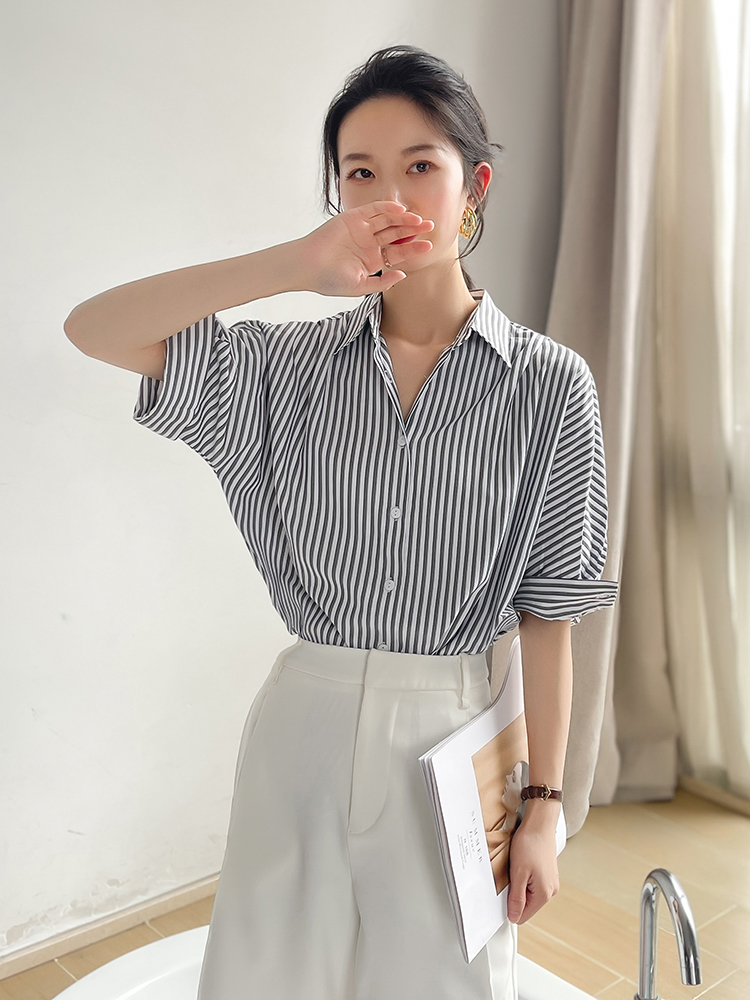 灰色竖条纹衬衫女高级感气质夏季ol通勤中袖休闲宽松显瘦半袖衬衣 - 图0