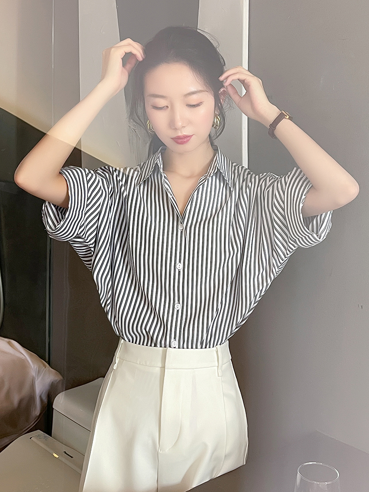 灰色竖条纹衬衫女高级感气质夏季ol通勤中袖休闲宽松显瘦半袖衬衣 - 图1