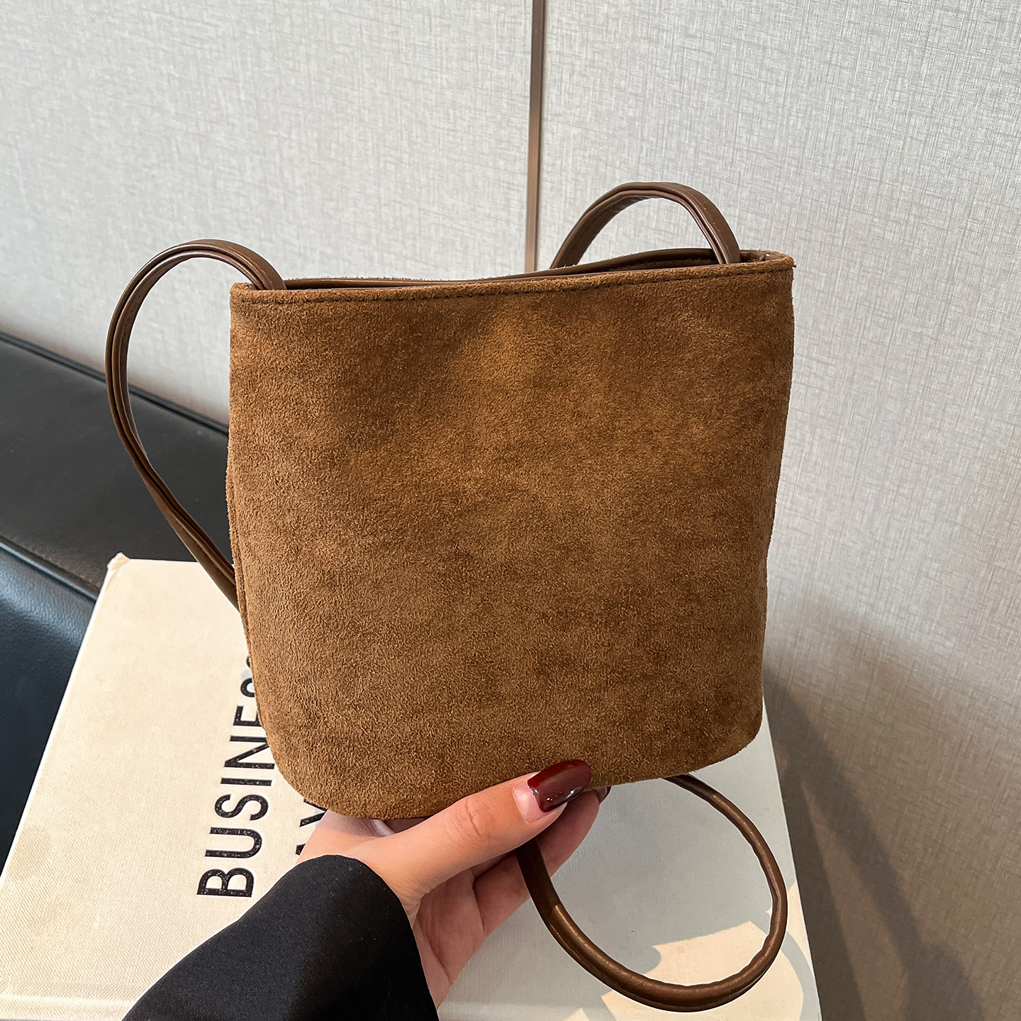 秋冬爆款复古麂皮绒包包女2025新款简约豹纹水桶包ins百搭斜挎包 - 图0