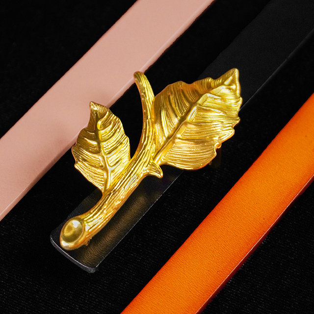 Belt with foam metal and interchangeable buckle for a high-end feel