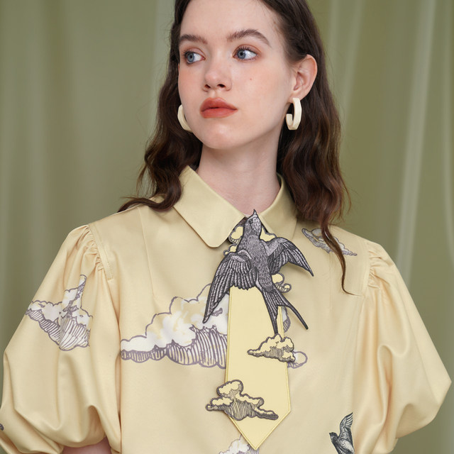 Neck tie with coffee foam embroidery design