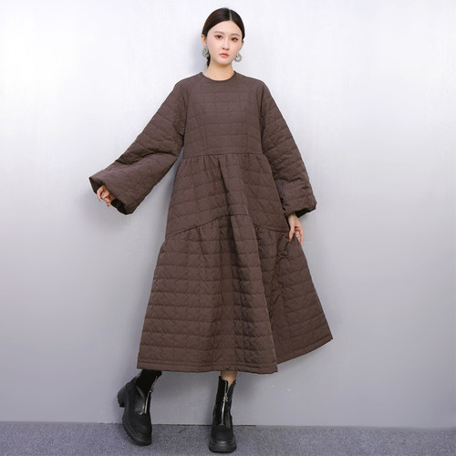 2025秋冬新款女雅丹风黑色长款棉服宽松A字设计感连衣裙显瘦外套 - 图1