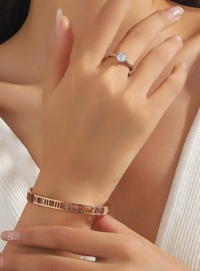 手镯女新款欧美风镂空卡扣玫瑰金手环罗马数字钛钢手镯不锈钢手环