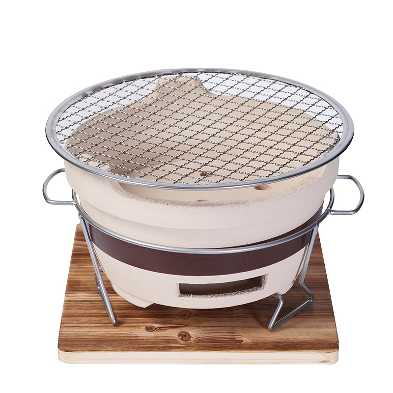 Cooking pots, pots, pots, clay utensils around the stove, indoor household barbecue stove, outdoor edge stove, old-fashioned charcoal stove