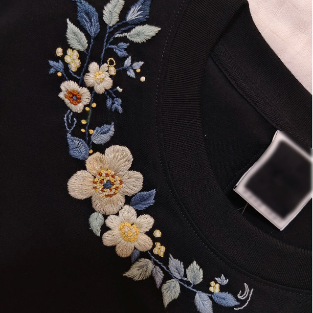 ເສື້ອຍືດຄໍ embroidery ຮູບແບບ, ຊຸດອຸປະກອນການຖັກແສ່ວດ້ວຍມືເຮັດດ້ວຍມື, ຮູບແບບການຂະຫຍາຍຟຣີຂອງຊຸດຄູ່, ຜ້າຝ້າຍບໍລິສຸດດ້ວຍມືສໍາລັບແຟນແລະແຟນ
