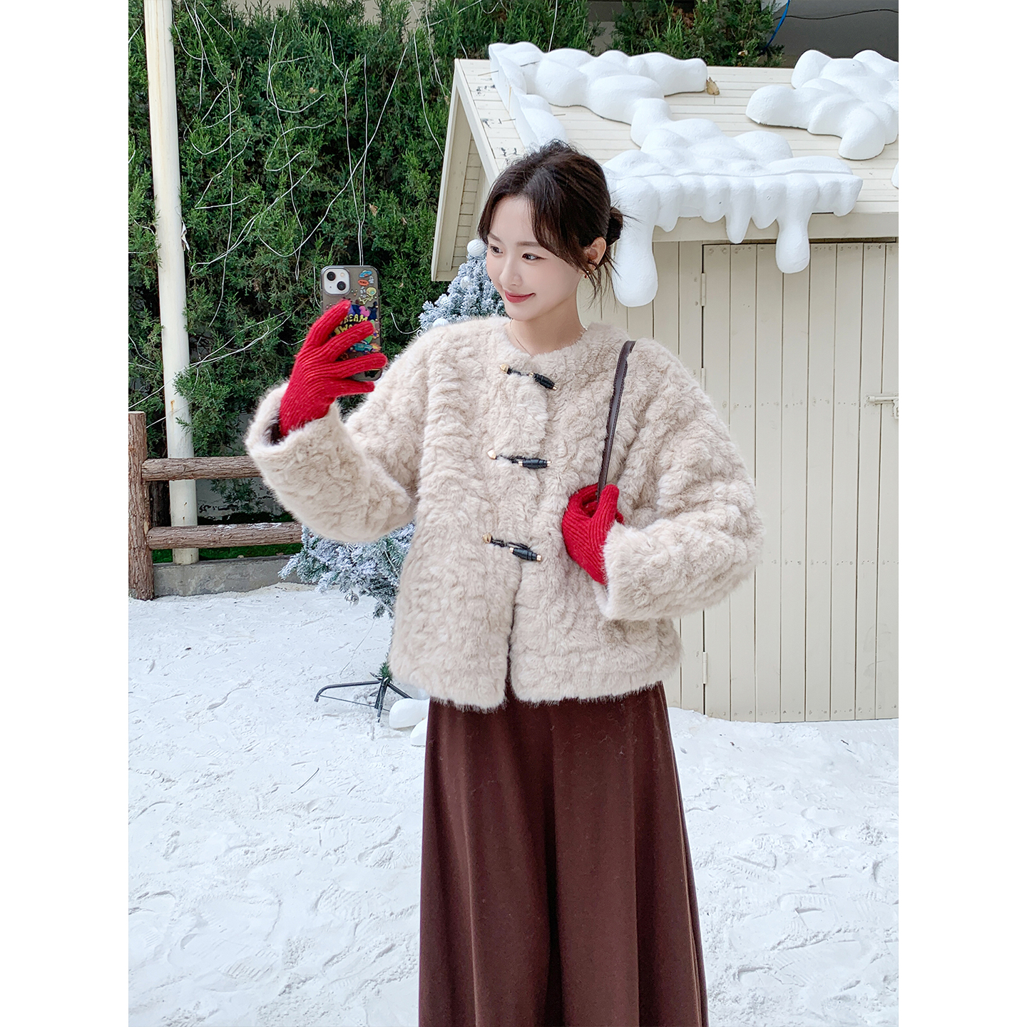 杏色短款软糯毛绒绒外套女秋冬2025新款小个子牛角扣加厚皮毛一体 - 图0