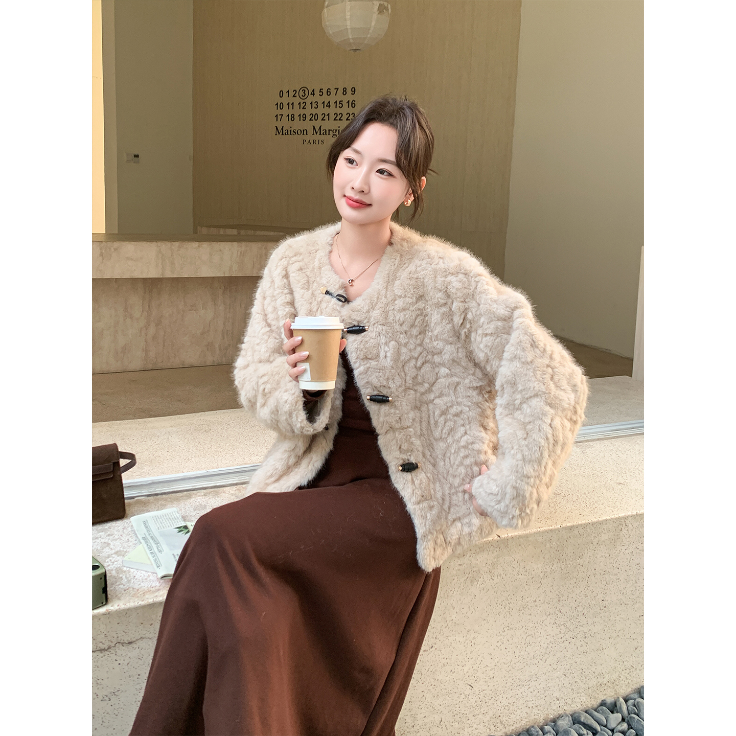 杏色短款软糯毛绒绒外套女秋冬2025新款小个子牛角扣加厚皮毛一体 - 图2