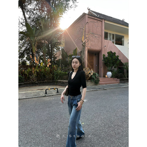 巴卜Studio黑色大v领T恤女夏季新款辣妹风修身百搭显瘦短袖上衣 - 图3