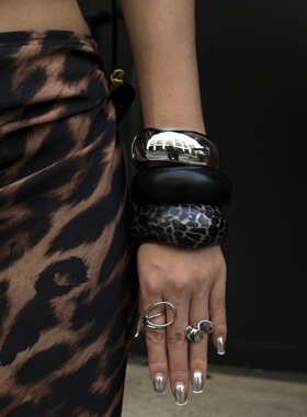 宽版几何弧形树脂晕染豹纹手镯
