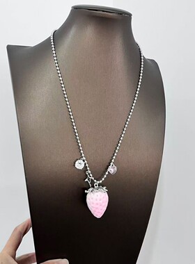 甜美小清新草莓吊坠项链小众设计感珍珠水晶长毛衣链百搭时尚配饰
