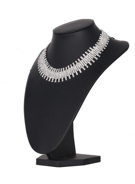 简约售楼部样板房衣帽间卧室项链