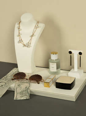 轻奢高级感女士样板间梳妆台装饰品香薰精油道具摆件卧室软装组合