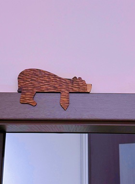 “看门顶上有只熊”有趣动物棕熊礼物木质装饰品创意庭院门顶摆件