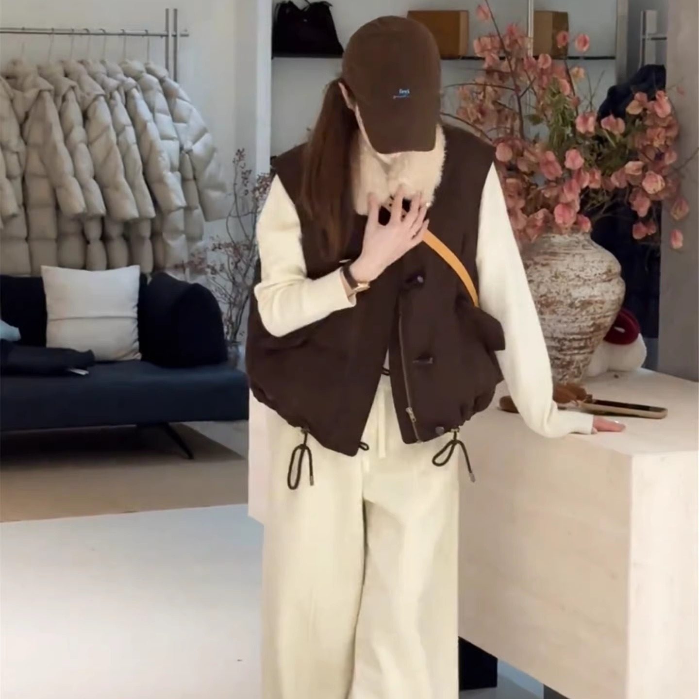 麂皮绒羽绒马甲女短款坎肩冬季2025新款高级感小个子背心马夹外套,淘宝优惠券,粉丝福利购,淘宝优惠卷