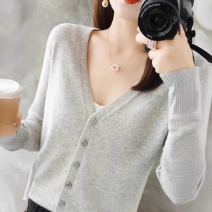 秋冬保暖针织衫女V领长袖毛衣打底衫