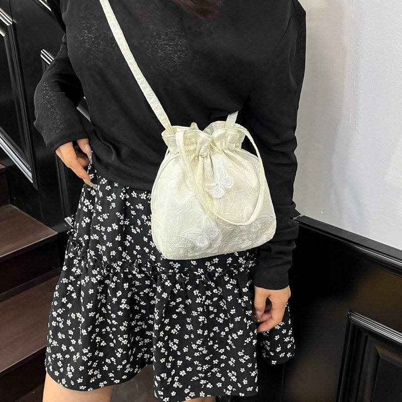 新中式刺绣手提包包女2025新款潮时尚少女百搭单肩斜挎抽带水桶包,淘宝优惠券,粉丝福利购,淘宝优惠卷